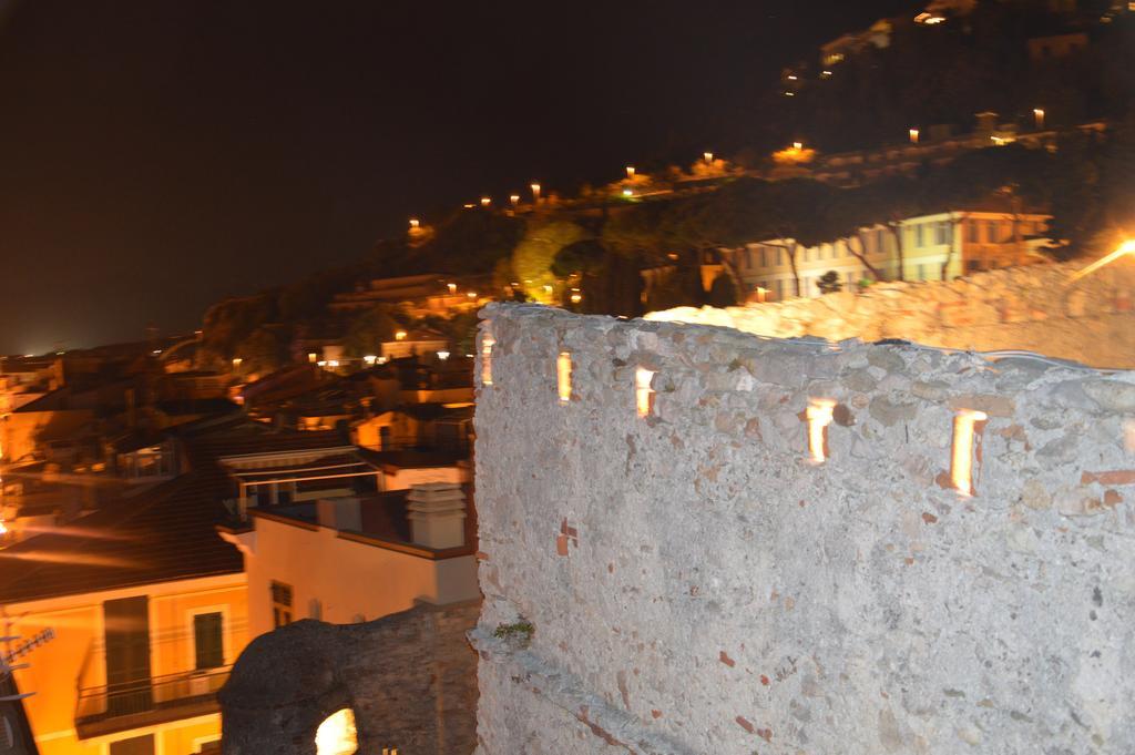 Al Castello Affittacamere Pietra Ligure Exterior foto