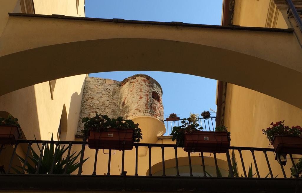Al Castello Affittacamere Pietra Ligure Exterior foto