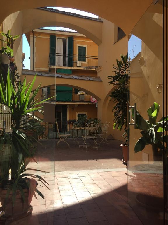 Al Castello Affittacamere Pietra Ligure Exterior foto